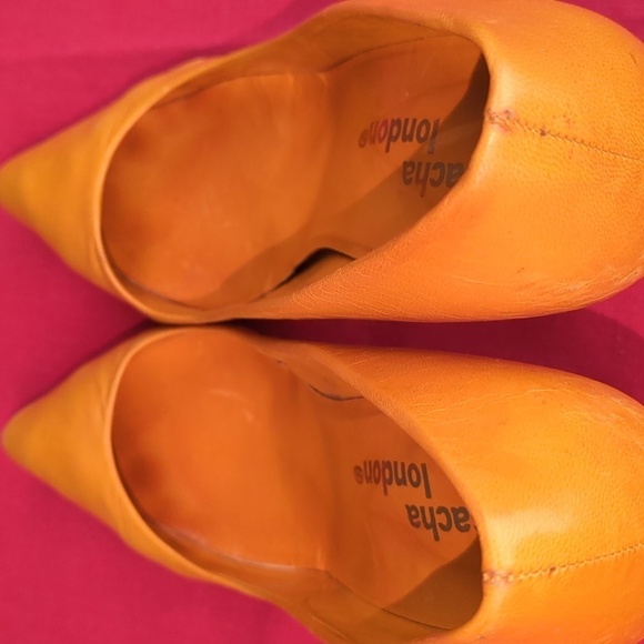 Sasha London Mustard Color Leather Pumps - Picture 12 of 13
